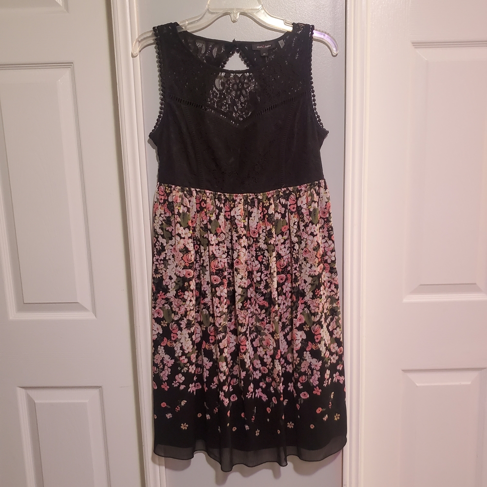 Thyme Maternity Black and Pink Sleeveless Scoop Neck Midi Dress